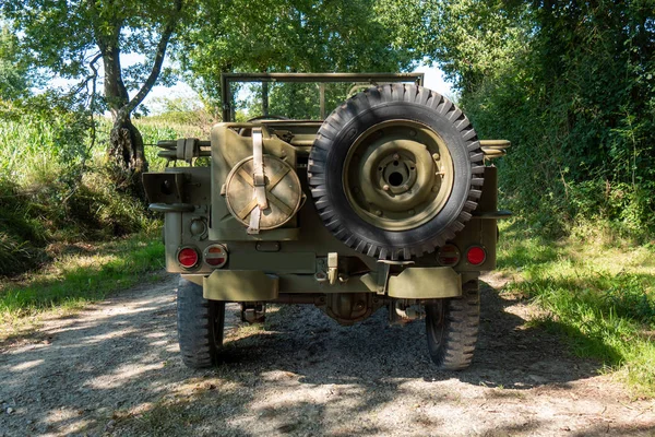 Задний вид американского военного раритетного автомобиля времен WWW2 — стоковое фото