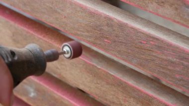 küçük matkap ile ahşap kum