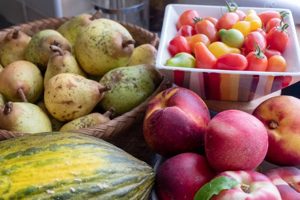 Органические фрукты из сада, помидоры, груши, персики — стоковое фото