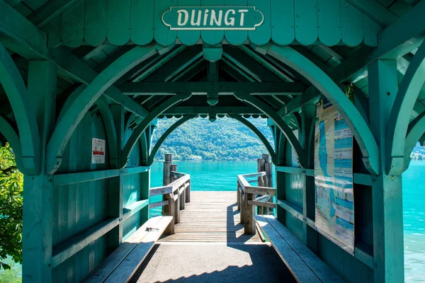 アヌシー湖フランスの木製桟橋への入り口小屋 — ストック写真