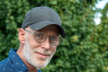 Bir beyzbol şapkası portre üst düzey adam