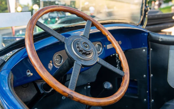 Vintage car detail, antique car steering wheel — Stock Photo, Image