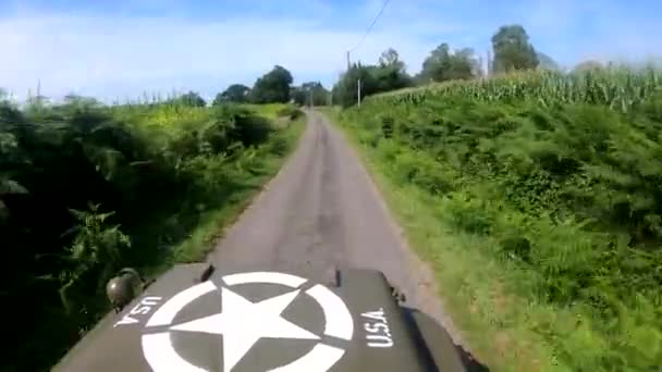 Carro Militar 4X4 Dirigindo Estrada Pequena — Vídeo de Stock