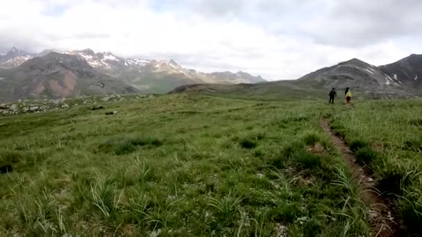 Sendero Las Montañas Bajo Cielo Nublado — Vídeo de stock