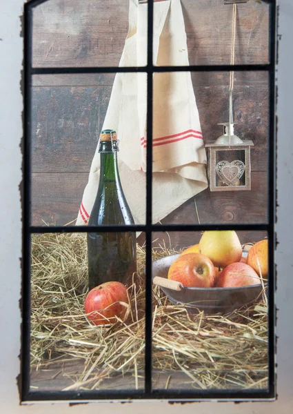 Flasche Apfelwein mit Äpfeln auf dem Stroh — Stockfoto