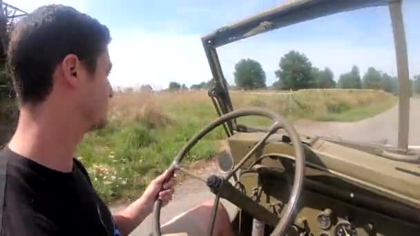 Joven Conduciendo Coche Militar Antiguo Camino Tierra — Vídeo de stock