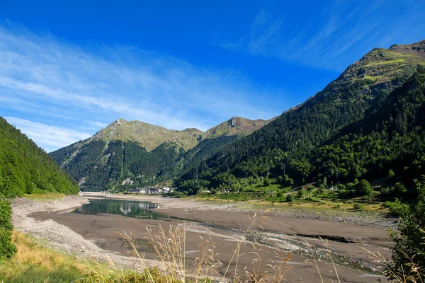 Ossau Vadisi'ndeki Fabreges gölündeki dağ manzarası, Fransız Piresi — Stok fotoğraf