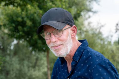 Bir beyzbol şapkası portre üst düzey adam