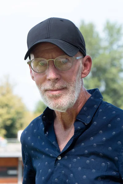 Senior man in een Baseball Cap portret — Stockfoto