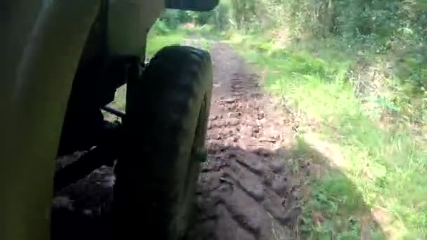 Samochód Wojskowy Jeep Jazdy Drodze Gruntowe Zbliżenie Koła — Wideo stockowe