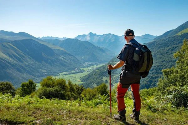 Man med ryggsäck vandring i Pyrenéerna — Stockfoto