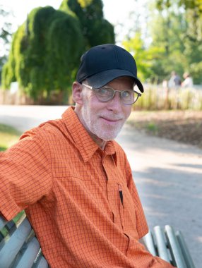 mavi beyzbol şapkası ve turuncu gömlek, portre üst düzey adam