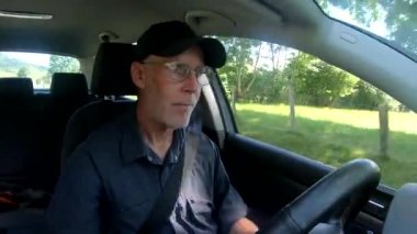 Bir araba sürüş yakışıklı yaşlı adamın yakın portresi