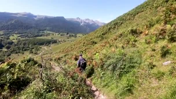 Hiker Człowiek Chodnik Francuskich Pirenejach — Wideo stockowe