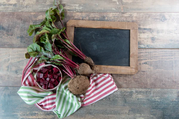 Organic beetroots with salad and school chalkboard on a wooden b — Stock Photo, Image