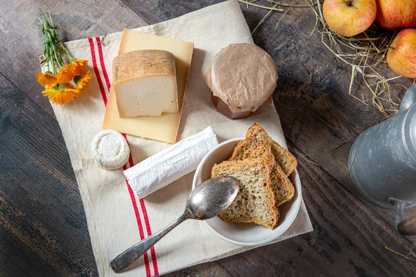 Plateau avec différents fromages français sur paille — Photo