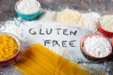 ahşap arka plan üzerinde glutensiz makarna ve un