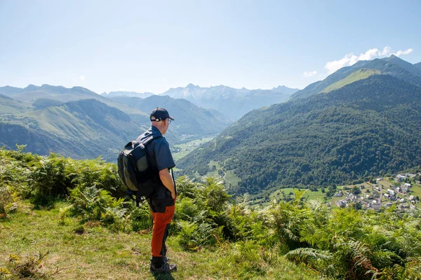 ピレネー山脈でバックパックハイキングを持つ男 — ストック写真