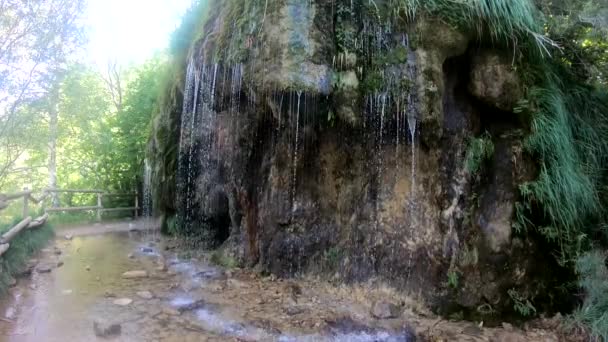 Kaskade Von Süßwasser Der Nähe Der Ermita Santa Elena — Stockvideo