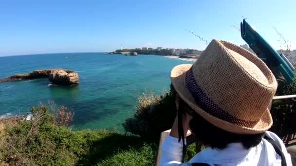 Mulher Com Chapéu Verão Olhando Biarritz Grande Plage Praia Verão — Vídeo de Stock