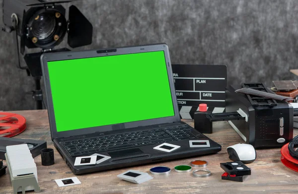 Digitalizáló régi 35 mm-es film csúszik a laptop — Stock Fotó