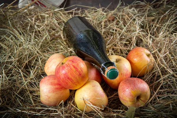 Butelka cydru z jabłkami na słomce — Zdjęcie stockowe