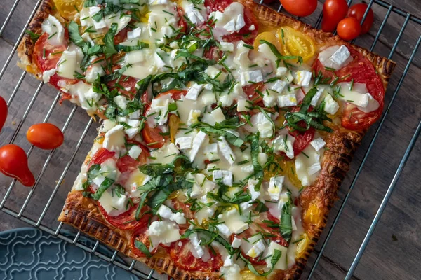 Pizza casera con tomates y queso —  Fotos de Stock