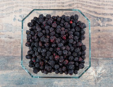 lezzetli böğürtlen ile cam kase