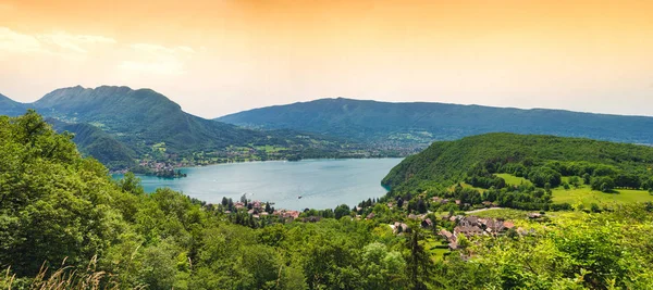 Widok z jeziora Annecy, Alpy Francuskie — Zdjęcie stockowe