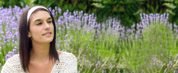 Retrato de hermosa joven feliz al aire libre — Foto de Stock