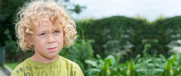 Porträtt av pojke med blont och lockigt hår — Stockfoto