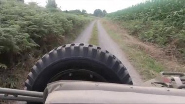 Askeri 4x4 araba küçük yolda sürüş, arka görünüm