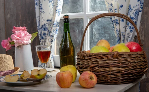 Μπουκάλι και ποτήρι μηλίτη με μήλα. Σε ρουστίκ σπίτι — Φωτογραφία Αρχείου