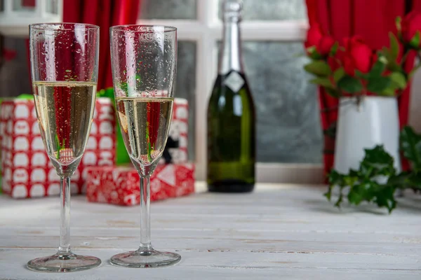 Decoración de Navidad con dos copas de champán — Foto de Stock