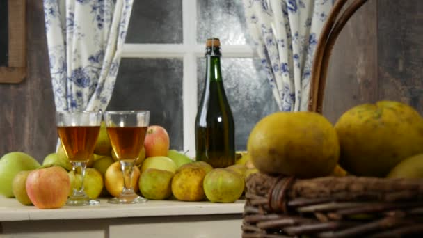 Deslizador Cámara Móvil Que Muestra Botella Vasos Sidra Con Manzanas — Vídeos de Stock