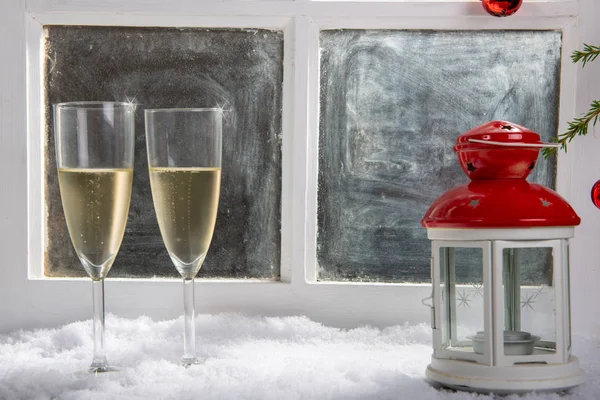 Vánoční dekorace se dvěma sklenicemi šampaňského — Stock fotografie