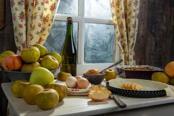 Ingredientes para pastel de manzana, manzanas, huevos, masa —  Fotos de Stock
