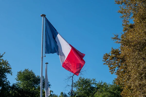 Bandera francesa con el cielo azul en el fondo — Foto de Stock
