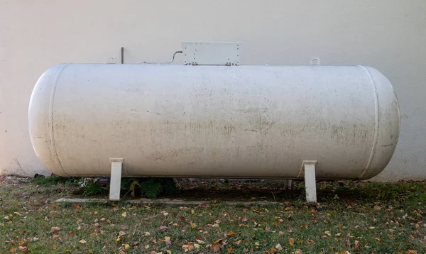 Propane gas tank in a garden — Stock Photo, Image