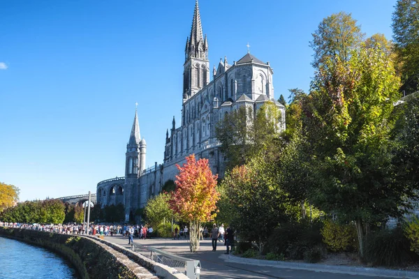 Utsikt över basilikan i Lourdes stad, Frankrike — Stockfoto