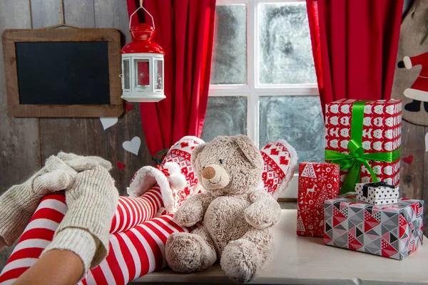 Patas de mujer Santa con oso de peluche. concepto de vacaciones de Navidad — Foto de Stock
