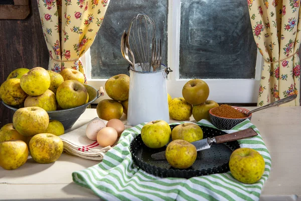 Ingredientes para pastel de manzana, manzanas, huevos, masa —  Fotos de Stock