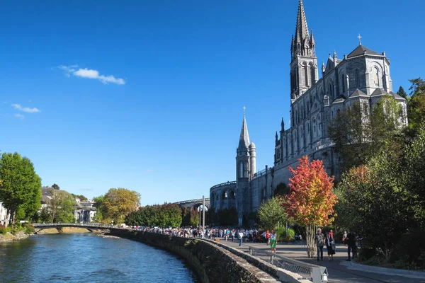 Utsikt över basilikan i Lourdes stad, Frankrike — Stockfoto