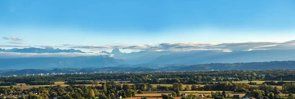 Landschap van Pau stad, Pyreneeën bergen op achtergrond — Stockfoto