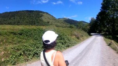 Olgun bir kadın dağda, dikiz aynasından yürüyor.