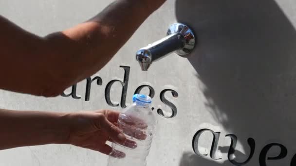 Pellegrino Riempì Bottiglia Acqua Santa Lourdes — Video Stock