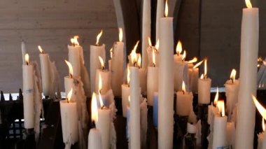 Dini semboller Lourdes kilisesinde mumlar yakıldı.