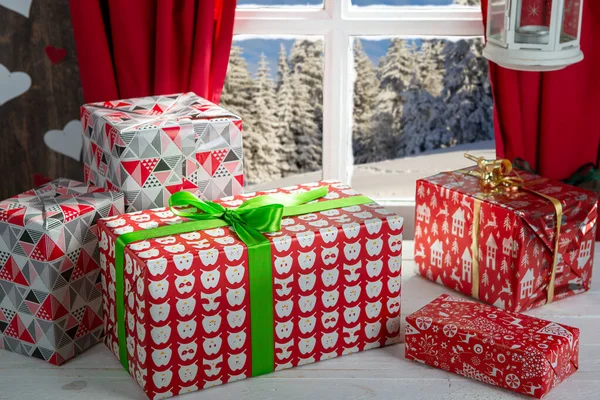 Vánoční dárky dekorace v blízkosti rustikálního okna — Stock fotografie