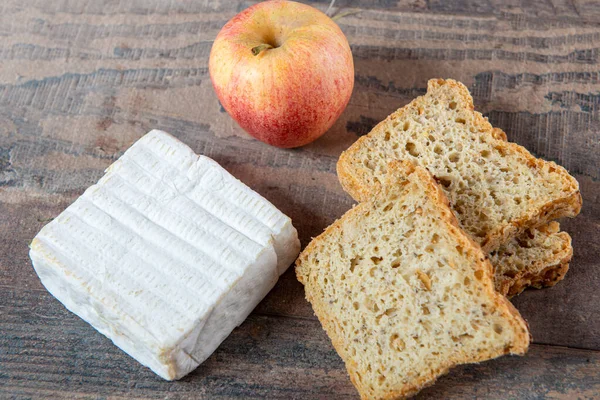 Pont eveque französischer Käse aus der Normandie mit Brot und Apfel — Stockfoto