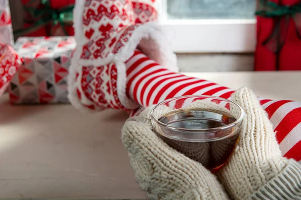 Mädchen in Socken genießen eine winterliche Tasse Tee — Stockfoto